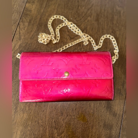 Louis Vuitton Handbags - Louis Vuitton Vernis Monogram
Sarah Wallet. MAKE AN OFFER!